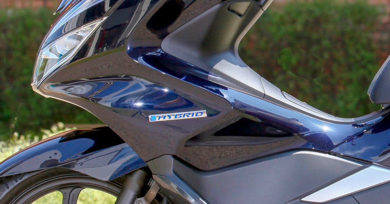 バイクがハイブリッド採用！ 新型PCX HYBRIDが9月14日発売、電動のPCX ELECTRICはリース販売か（17ページ目）