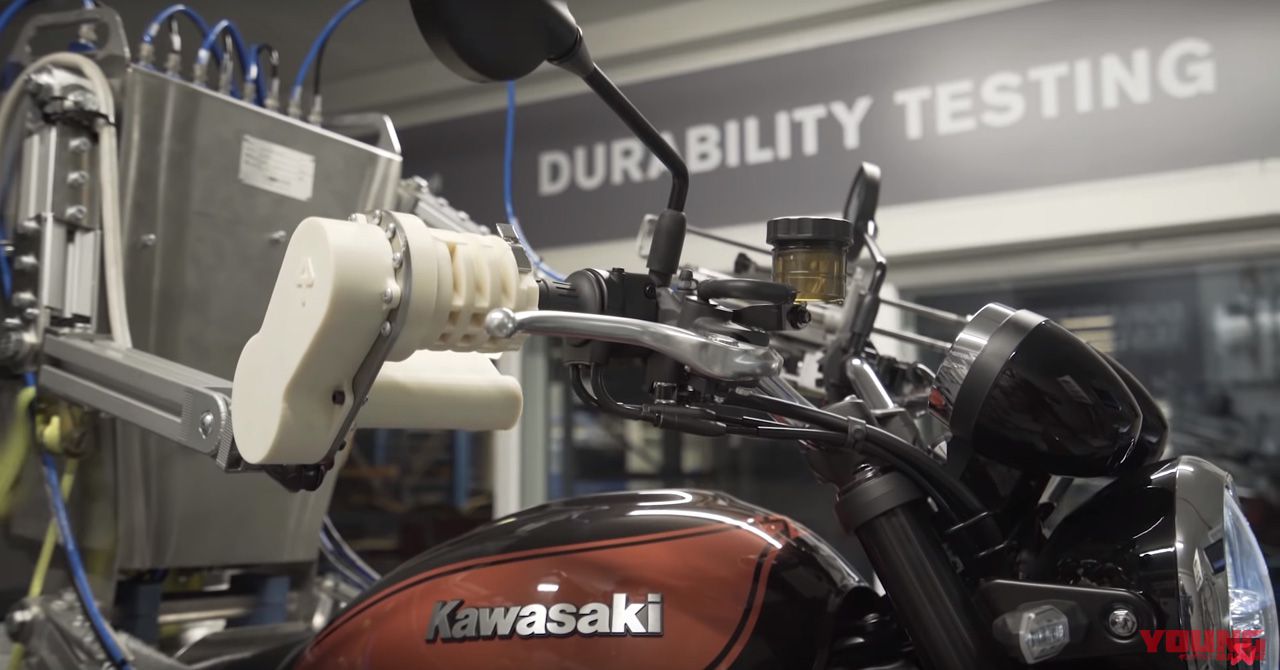 アクラポヴィッチ版モトボット?!　シャーシダイナモ用ロボットが登場（15ページ目）
