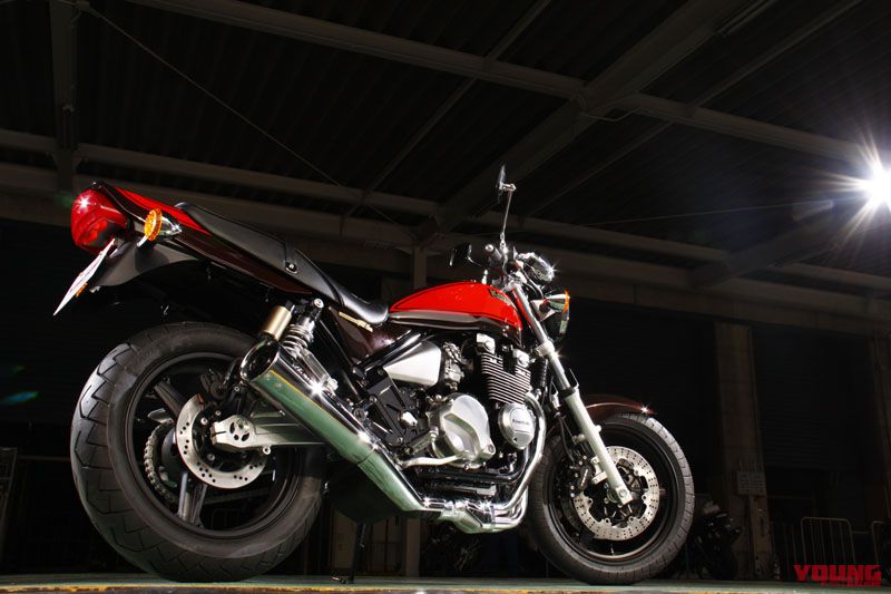 ｜伝説の「火の玉」を纏った最後のカワサキ空冷直4。ゼファーχファイナルエディションの圧倒的存在感【KAWASAKI名車探訪】