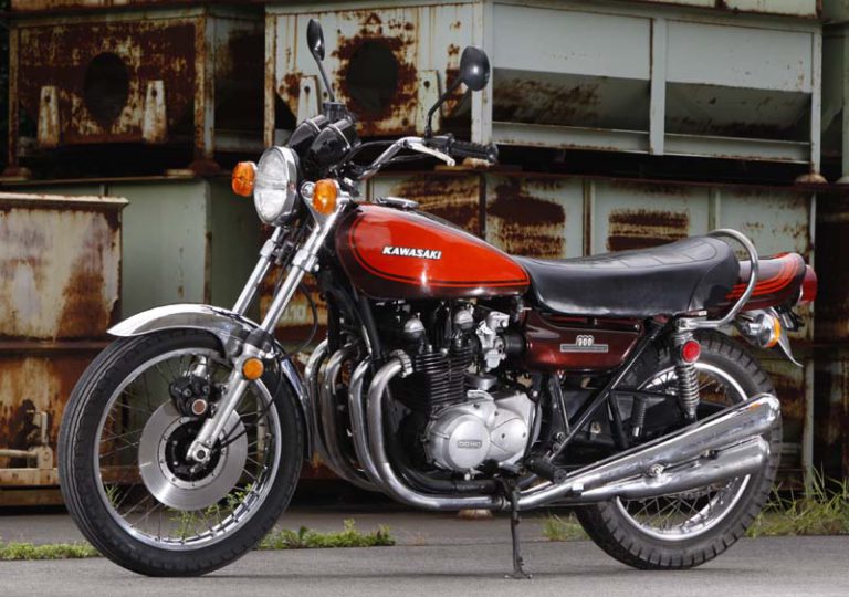 KAWASAKI 900 SUPER FOUR Z1｜伝説の「火の玉」を纏った最後のカワサキ空冷直4。ゼファーχファイナルエディションの圧倒的存在感【KAWASAKI名車探訪】