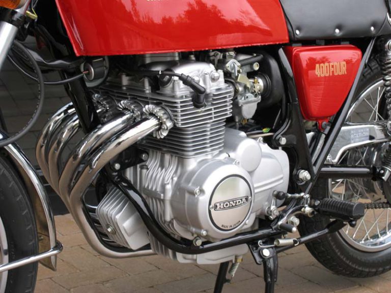 HONDA DREAM CB400FOUR｜迫力不足の悩みを打ち砕いた伝説! 新型CB400SFのご先祖「ヨンフォア」が魅せた、集合マフラーの圧倒的な輝き