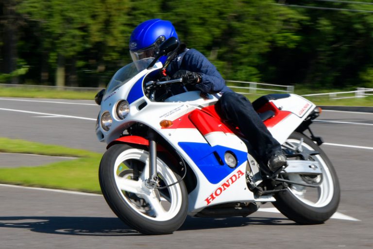 ホンダ｜CBR250R｜1988｜意外と万能だった4気筒250cc、メットインを備えた機種もあったが1989年以降は本気系に変わっていった［クォーターマルチ烈伝#02］