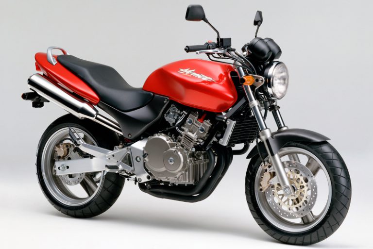 HONDA HORNET 1996｜4気筒250cc・スポーツ系の心臓を持った元気印ネイキッドたち［クォーターマルチ烈伝#03］
