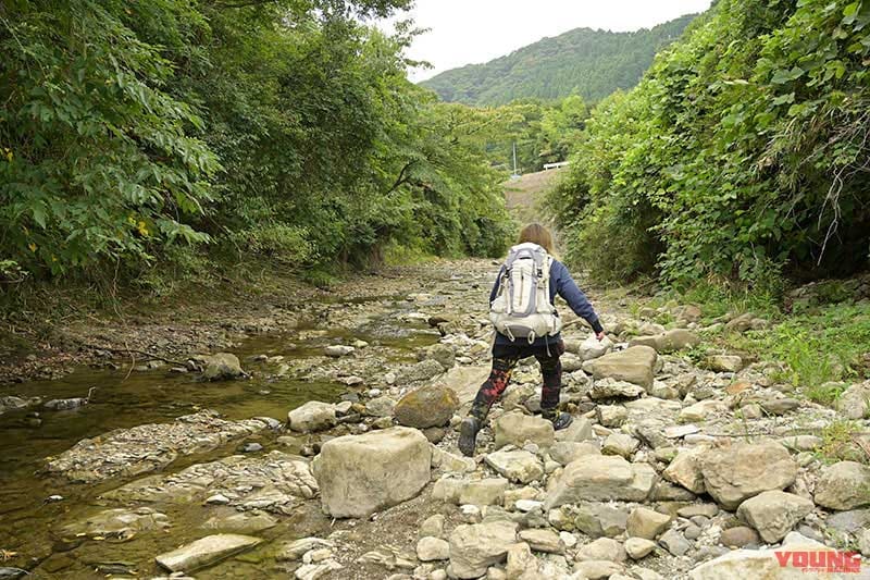 地蔵堂の滝へ川を遡る