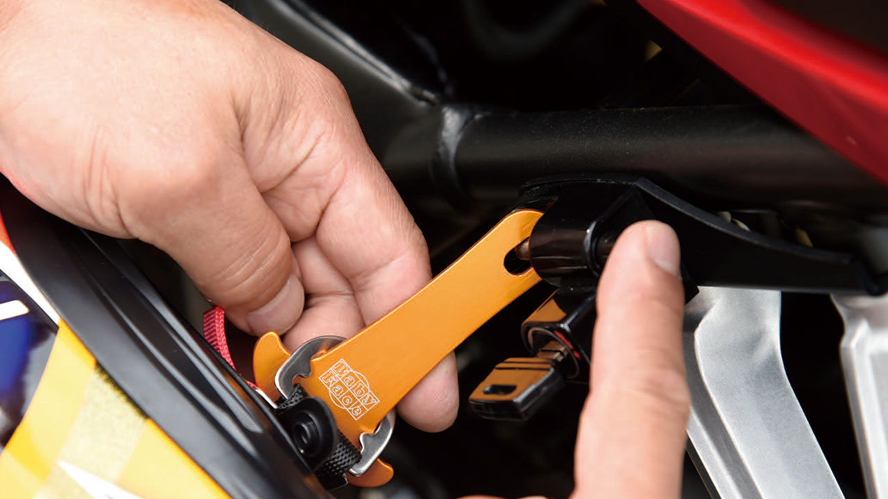 ヘルメットロックを助ける便利小物 ベビーフェイス ヘルメットアンカー Webヤングマシン 最新バイク情報 ヘルメットロックを助ける便利小物 ベビーフェイス ヘルメットアンカー Webヤングマシン 最新バイク情報