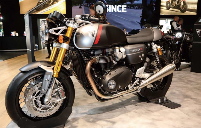 トライアンフ スラクストンRS|’20春のトライアンフは新バリエーション追加でネオクラシカルな世界観が充実