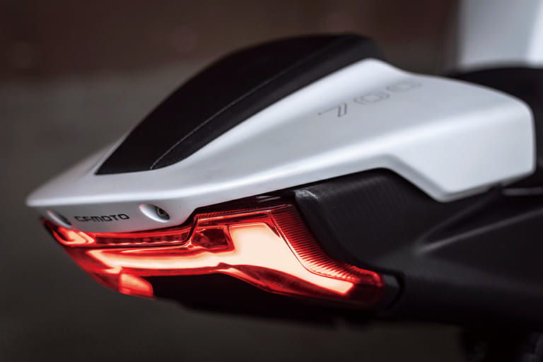 CFMOTO 700CL-Xスポーツ|CFMOTO 700CL-Xシリーズはイタリアデザインのネオクラパッケージ