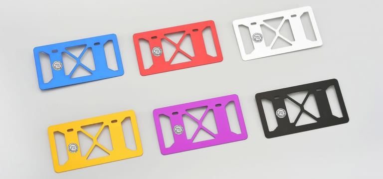 アルミライセンスホルダー|ヤンマシ的ホットアイテムピックアップ【SHOEI・ノーラン新作ヘルメット他】