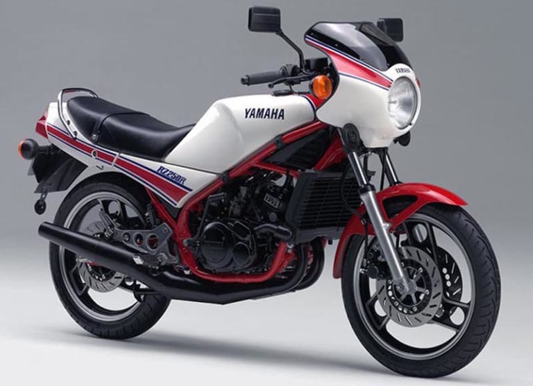 YAMAHA RZ250R|最新中古相場もわかる! 人気バイク歴代モデル図鑑:ヤマハXSR900【RZ/TZRカラーの2020年モデル】