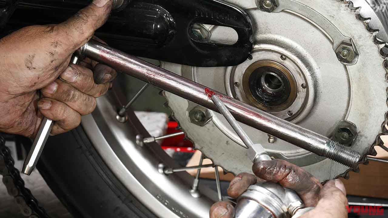 失敗しないアクスルシャフトへのグリスアップ法 抜けなくなる前にメンテナンス Webヤングマシン 最新バイク情報 失敗しないアクスルシャフトへのグリスアップ法 抜けなくなる前にメンテナンス Webヤングマシン 最新バイク情報