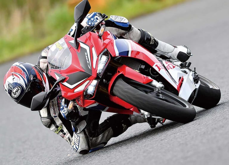 ホンダ CBR250RR/ABS|’19 ストリートスポーツ250cc人気バイクランキング【マシン・オブ・ザ・イヤー投票】