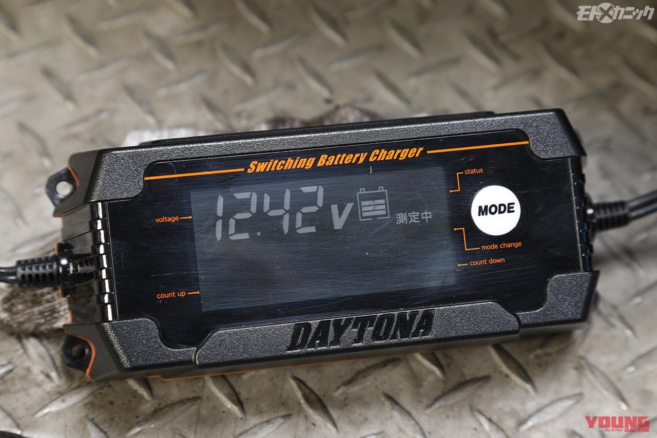 接続当初はバッテリー診断モードに突入|最新バッテリー充電器の使い勝手は?【デイトナ ディスプレイバッテリーチャージャー】