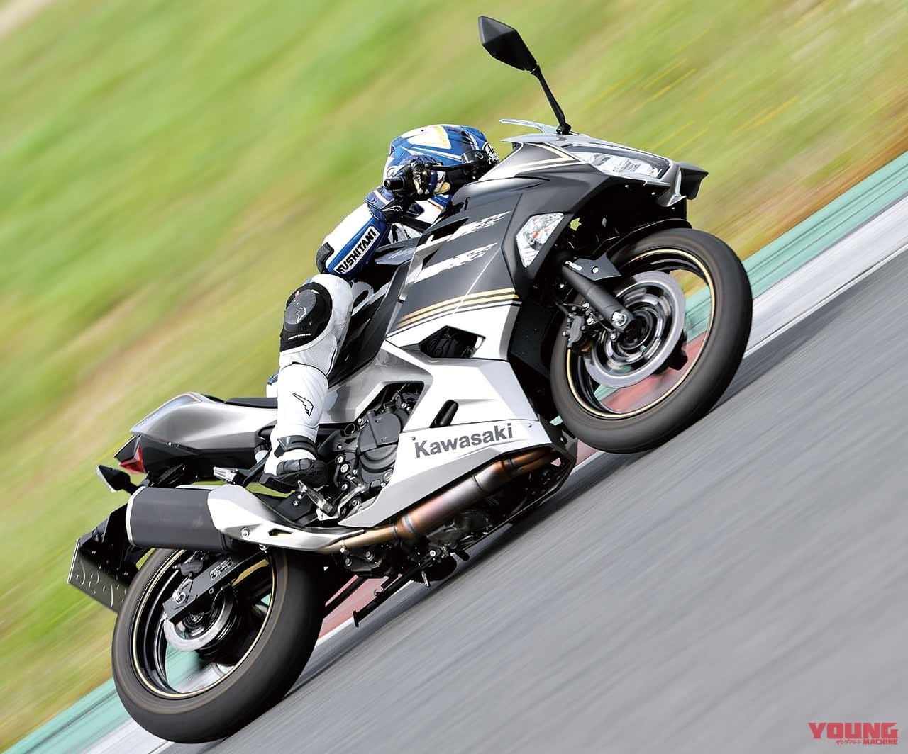 カワサキ Ninja250|’19 ストリートスポーツ250cc人気バイクランキング【マシン・オブ・ザ・イヤー投票】