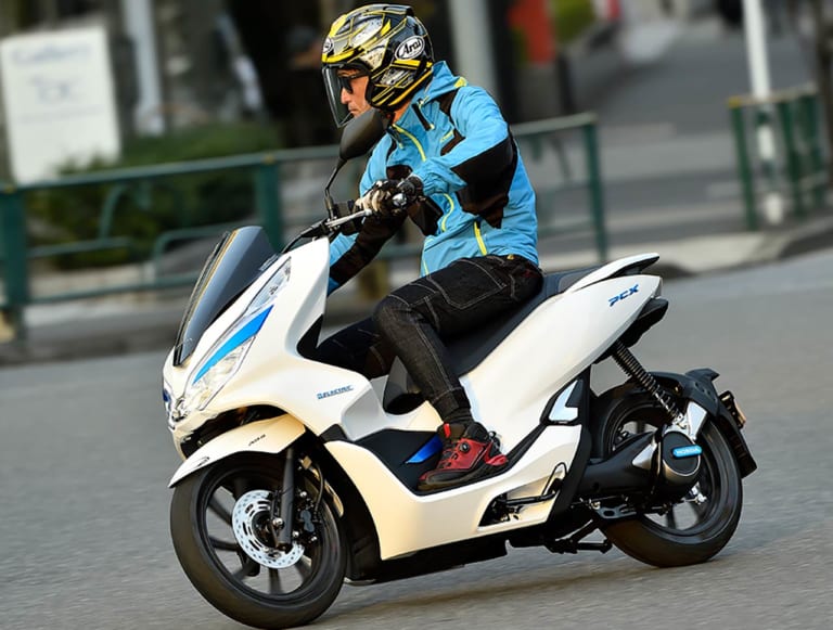 ホンダ PCX|’19 国産スクーター人気ランキング【マシン・オブ・ザ・イヤー投票】