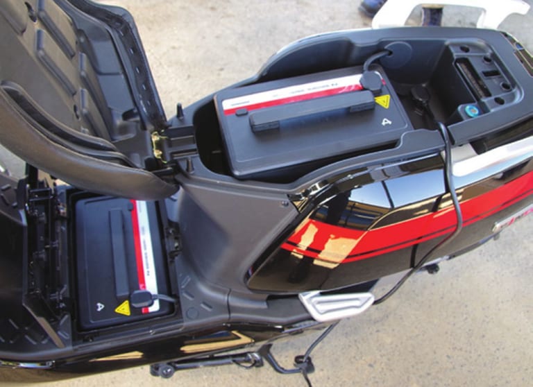 電動バイクXEAM「niu N-GT」バッテリー|キビキビ走る!スマホアクセサリメーカーが放つ電動バイク「niu N-GT」試乗レポート