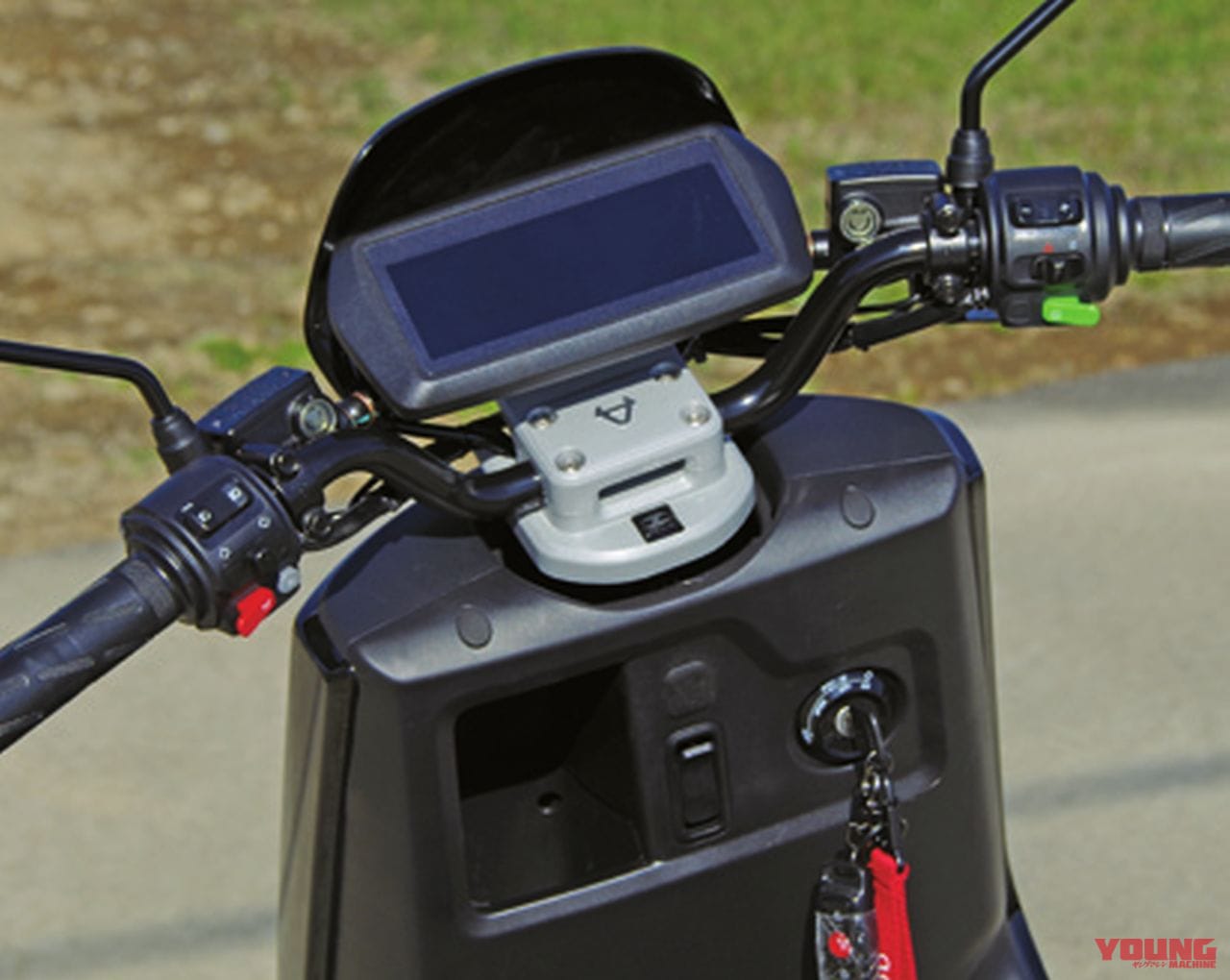 電動バイクXEAM「niu N-GT」ハンドル周り
