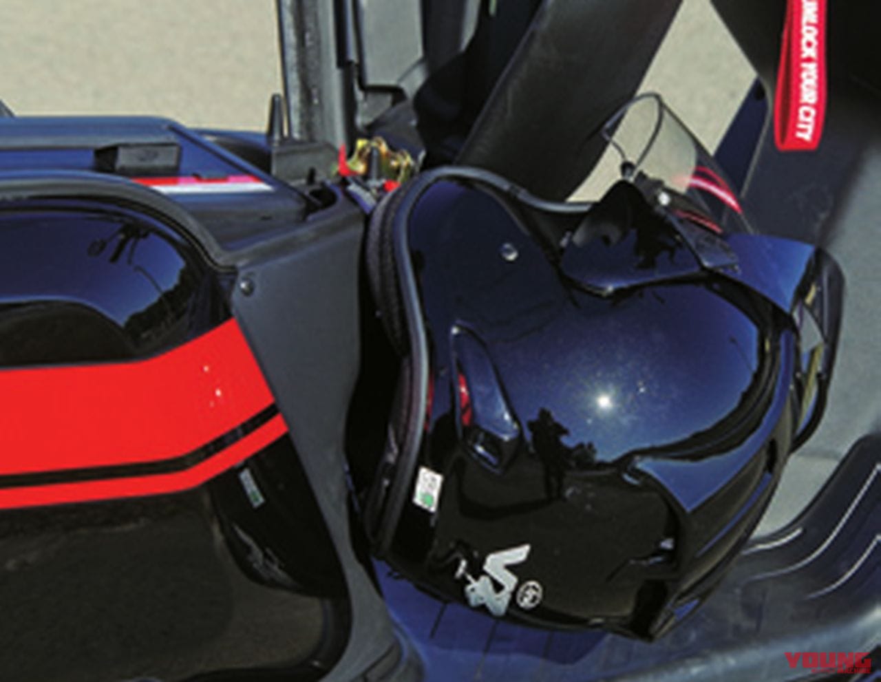電動バイクXEAM「niu N-GT」ヘルメットホルダー