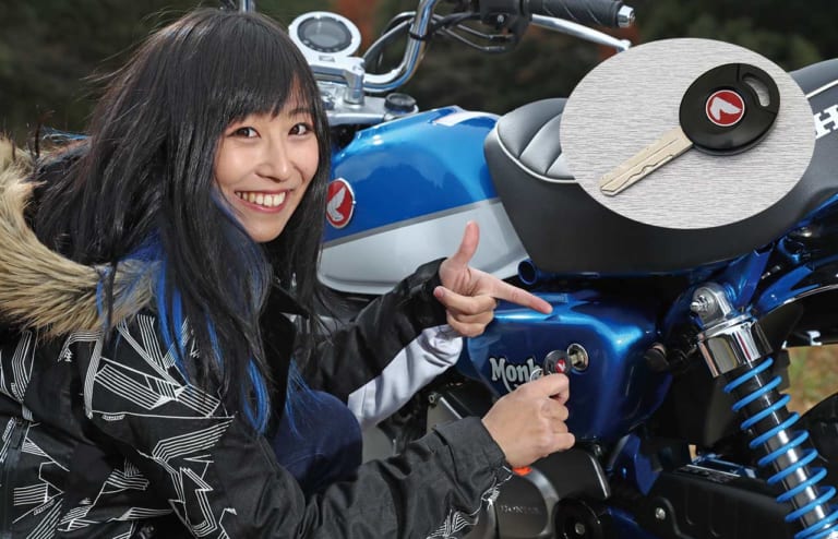 '19ホンダモンキー125 サイドカバー キー形状|’19ホンダモンキー125詳細解説【レーシング女子・岡崎静夏の試乗インプレ、その前に】