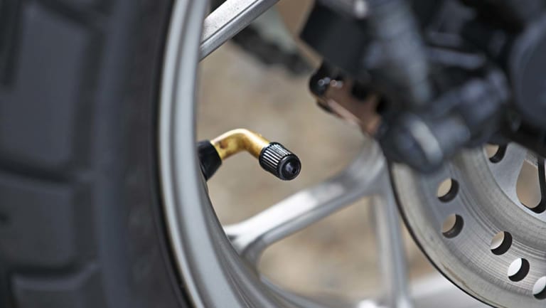 '19ホンダモンキー125 エアバルブ L字型|’19ホンダモンキー125詳細解説【レーシング女子・岡崎静夏の試乗インプレ、その前に】