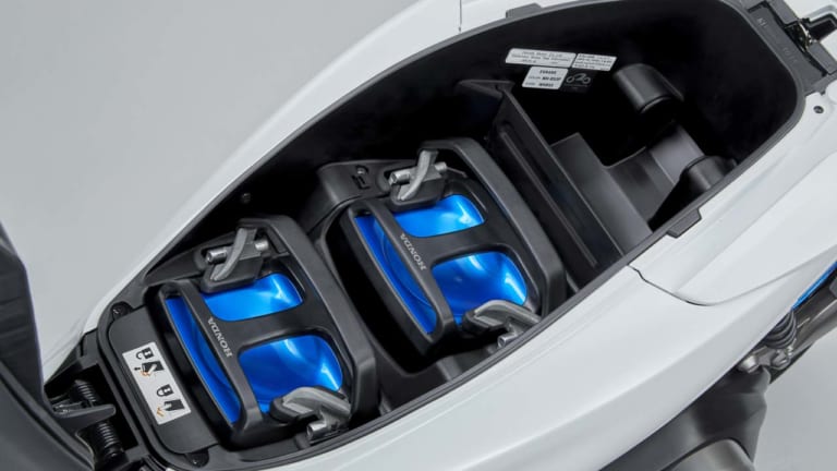 ホンダ PCXエレクトリック シート下|電動バイク2021新車ラインナップ〈日本車〉イービーノ/ジャイロe:/ベンリィe: etc.