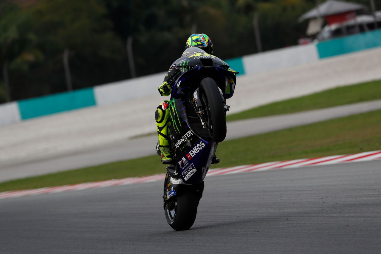 YZR-M1でウイリーするバレンティーノ・ロッシ|ニューマシンを得たファビオ・クアルタラロが連日のトップタイム!