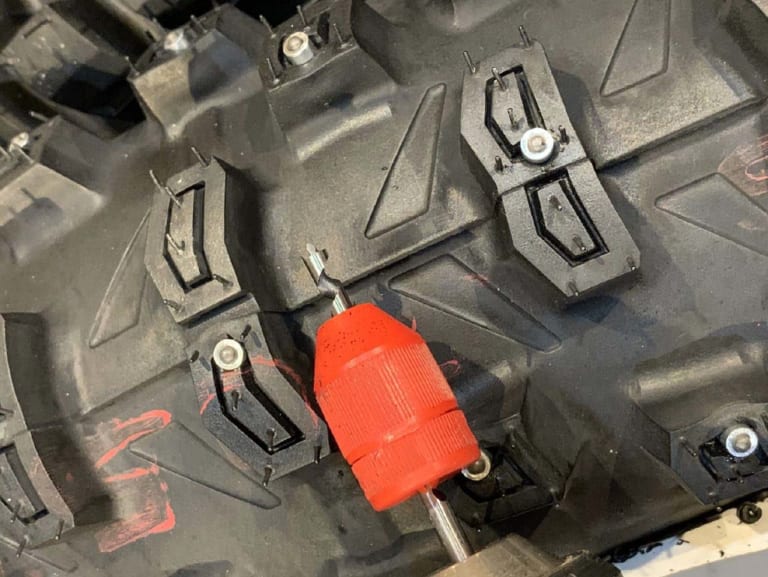 ドリルで穴をあけてスパイクタイヤを自作|日本最北端へ! アラフィフ親父の極寒バイク旅 第1回「なぜオレたちは宗谷岬を目指したのか」