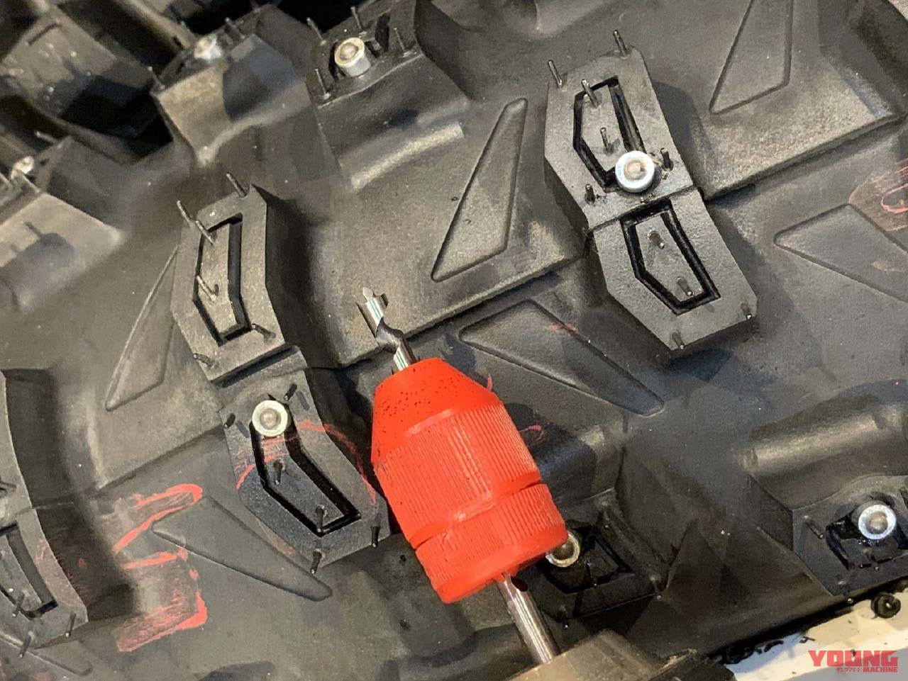 ドリルで穴をあけてスパイクタイヤを自作|日本最北端へ! アラフィフ親父の極寒バイク旅 第1回「なぜオレたちは宗谷岬を目指したのか」