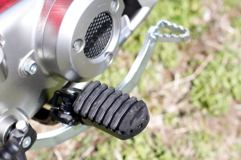 CT125ハンターカブのリヤブレーキペダル|【映像】CT125ハンターカブはどんな乗り味? スーパーカブC125とスペック比較で予想してみる