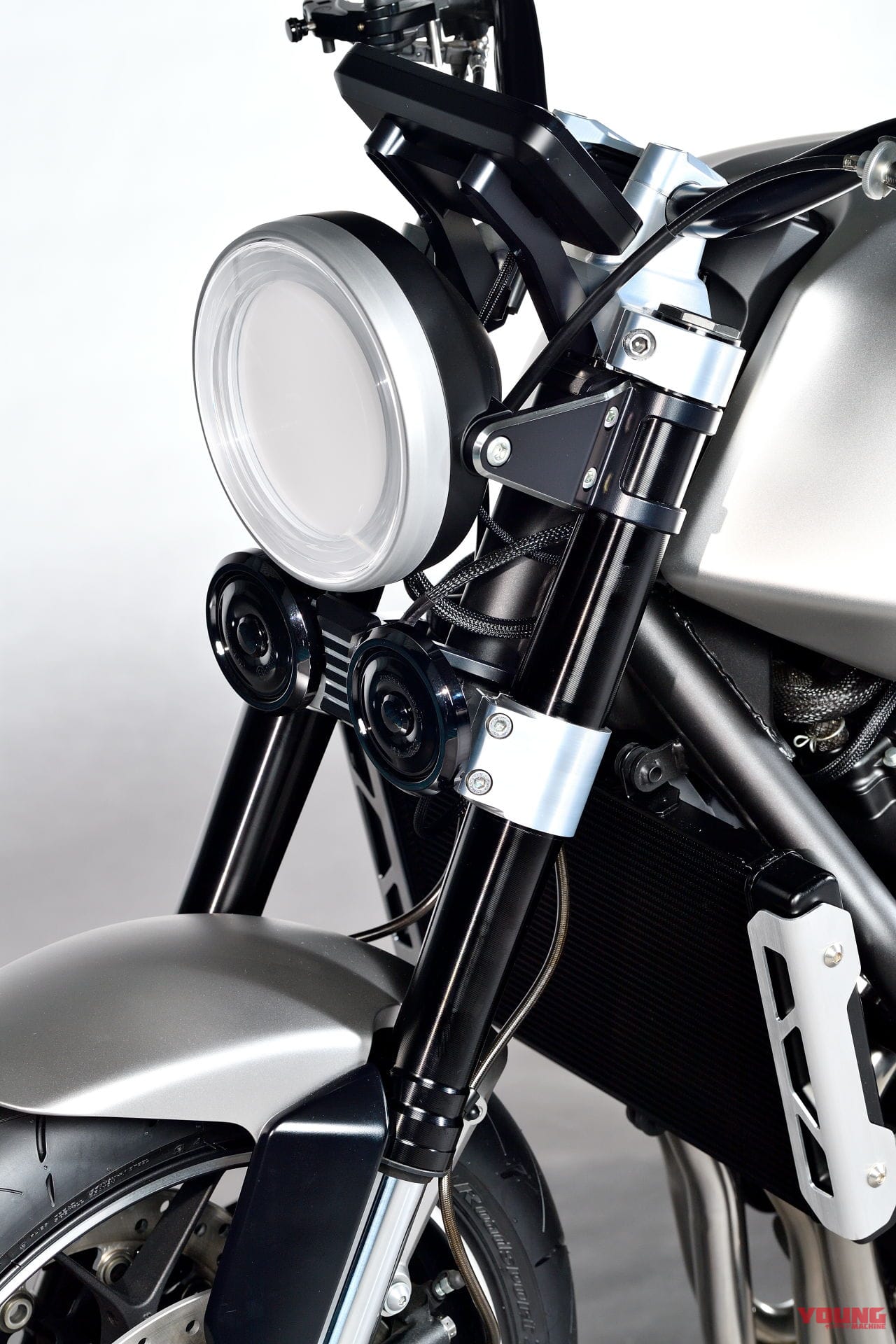 ホンダCB-F コンセプト|【映像×2】Z900RSとガチンコ勝負! よみがえるスペンサー仕様「CB-F コンセプト」が世界初公開