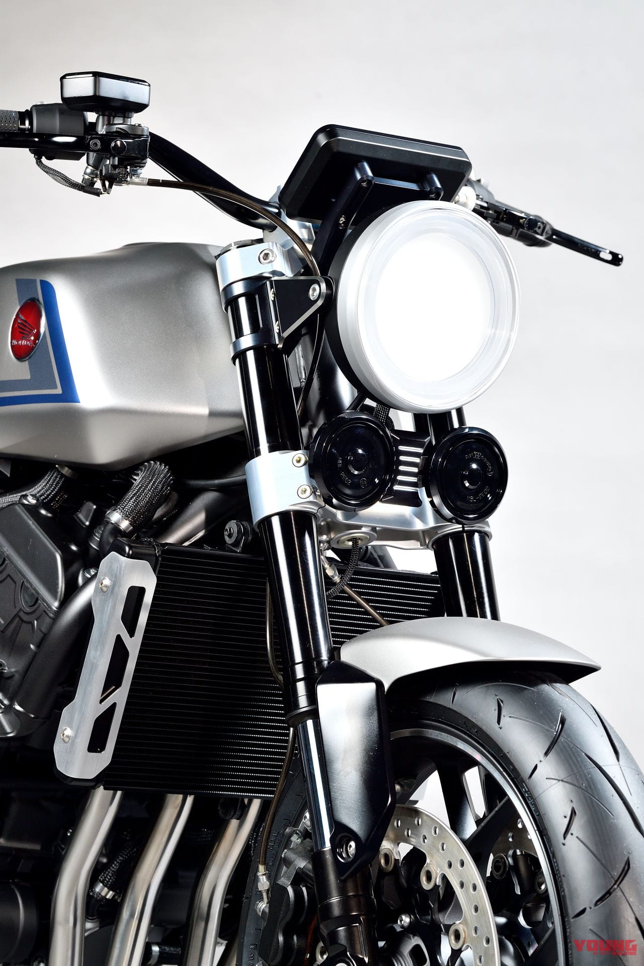 ホンダCB-F コンセプト|【映像×2】Z900RSとガチンコ勝負! よみがえるスペンサー仕様「CB-F コンセプト」が世界初公開