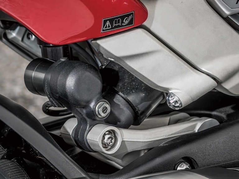 トライアンフ ロケット3R|トライアンフ ロケット3R 試乗インプレッション【量産車の世界最大排気量2458cc】