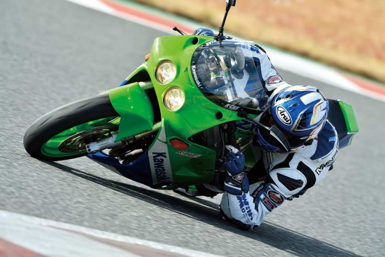 カワサキ ZXR250|250cc4気筒の実力再検証:ZXR250 vs Ninja400比較サーキットテスト