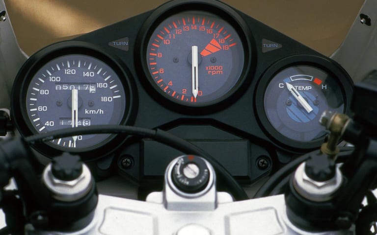 ホンダ CBR250FOUR|250cc直4ヒストリープレイバック・ホンダ編【ハイメカ投入でFZを追撃】