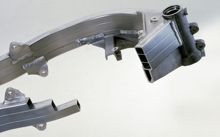 ホンダ CBR250FOUR|250cc直4ヒストリープレイバック・ホンダ編【ハイメカ投入でFZを追撃】