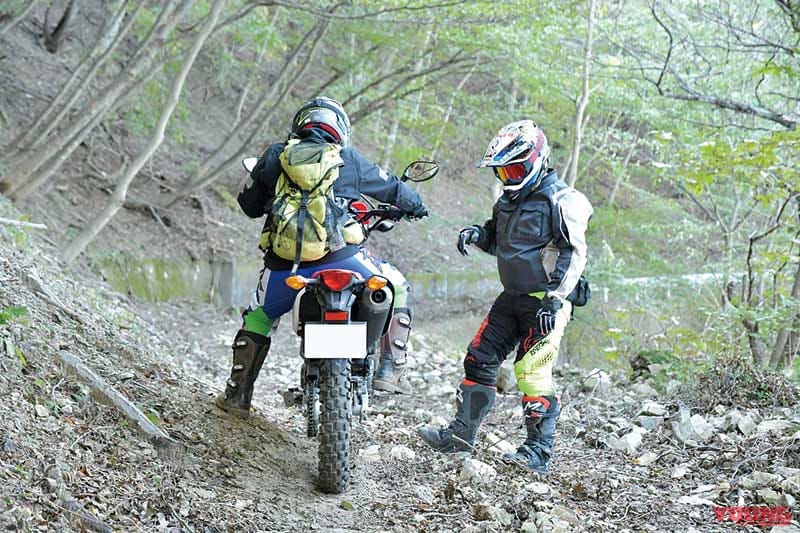 停止時は足場に注意|安全&楽しい林道ソロツーリングの心得〈転倒を防ぐ林道走行の注意点〉