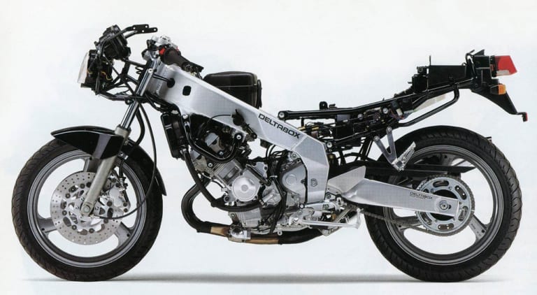 ヤマハ FZR250R|250cc直4ヒストリープレイバック・ヤマハ後編【異次元フェーザーからFZRへ】