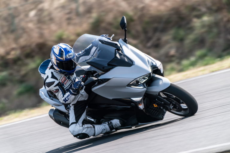 映像】'20ヤマハ新型「TMAX 560」で激攻め走りにチャレンジ……この速さ