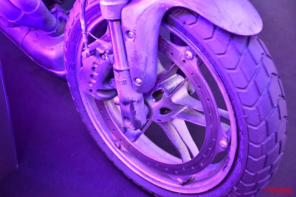 タイヤはピレリ「MT60RS」|人気イラストレーターLAMの初個展「目と雷」に、強酸性雨に打たれたSFバイク展示