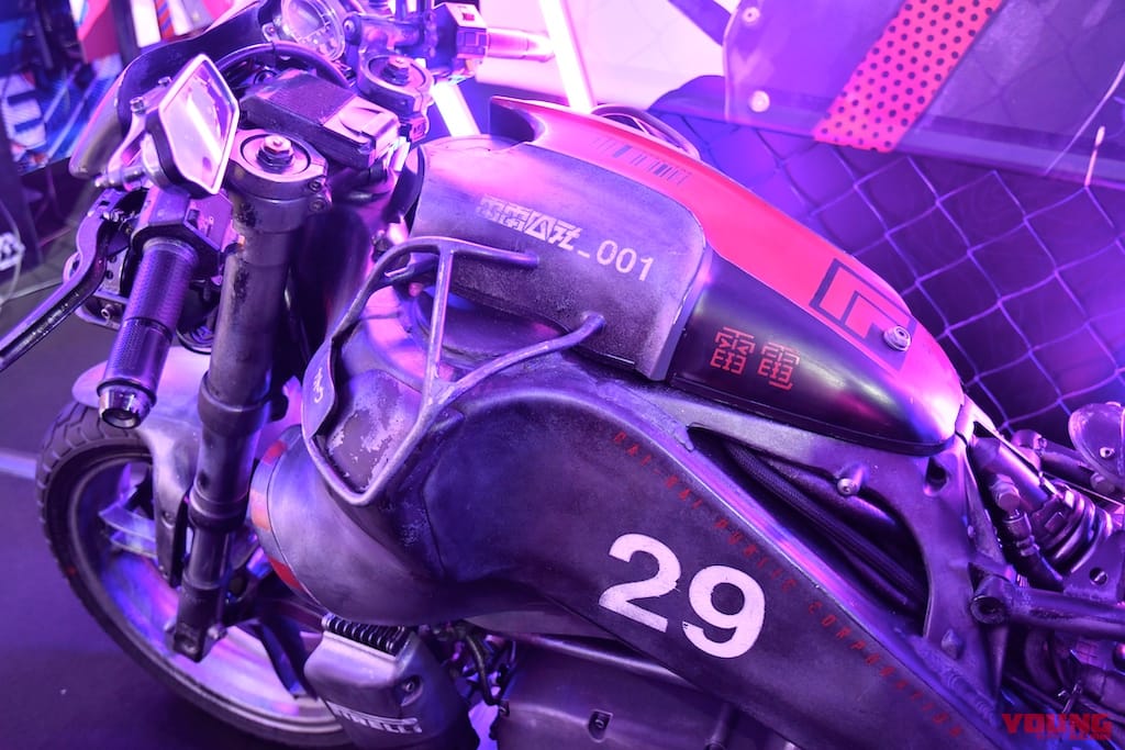 人気イラストレーターlamの初個展 目と雷 に 強酸性雨に打たれたsfバイク展示 Webヤングマシン 最新バイク情報 人気イラストレーターlamの初個展 目と雷 に 強酸性雨に打たれたsfバイク展示 Webヤングマシン 最新バイク情報