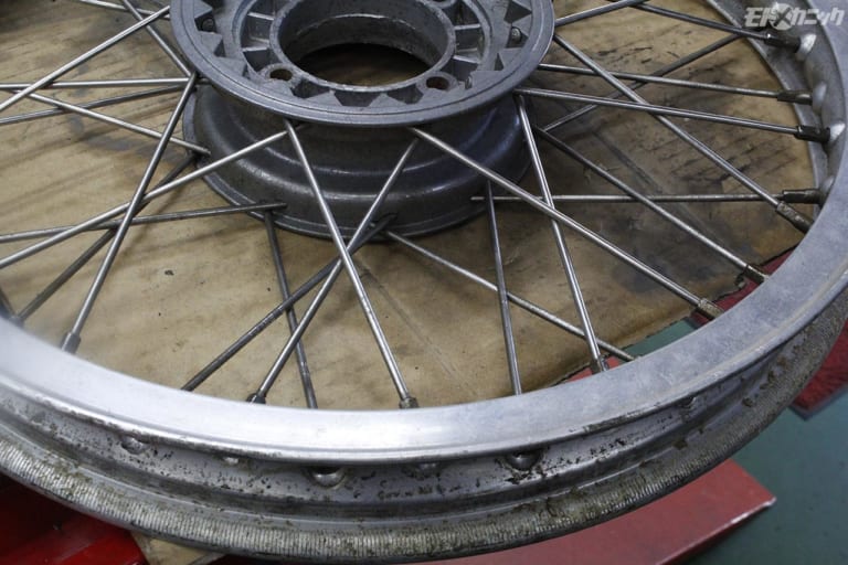 ドゥカティ750純正ボラーニH型アルミリム研磨 by カーベック|輝きが消えたドゥカティ750純正ボラーニH型アルミリムをピカピカに【カーベック研磨】