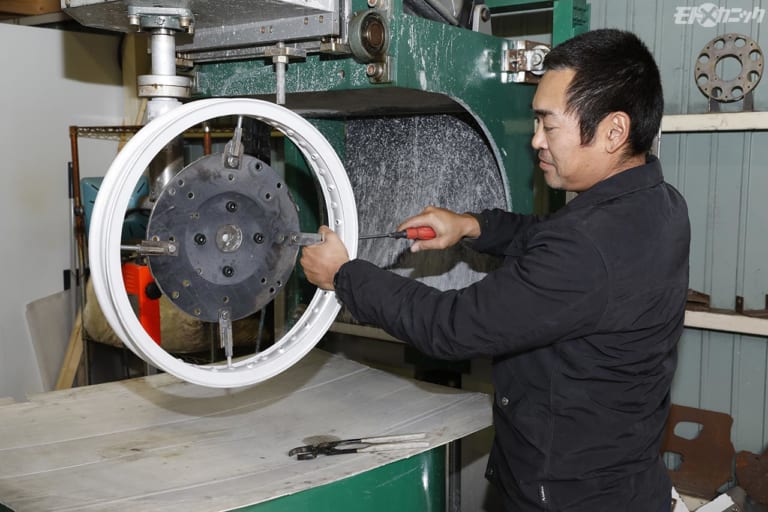 ドゥカティ750純正ボラーニH型アルミリム研磨 by カーベック|輝きが消えたドゥカティ750純正ボラーニH型アルミリムをピカピカに【カーベック研磨】