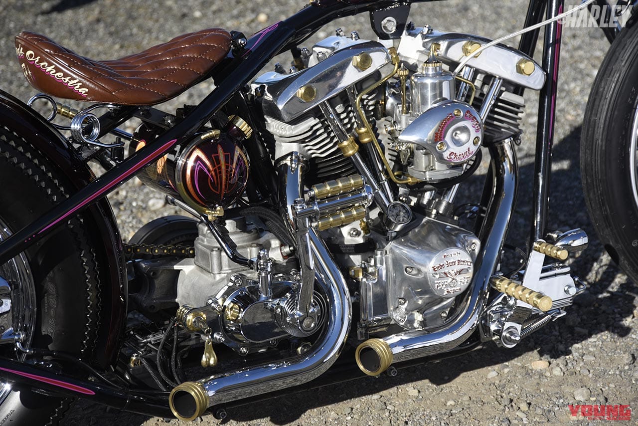 ターンアウトスタイルマフラーにエンドキャップは真鍮製|こだわりのペイントを施したショベルリジットスプリンガー【ハーレーカスタムNEWS】