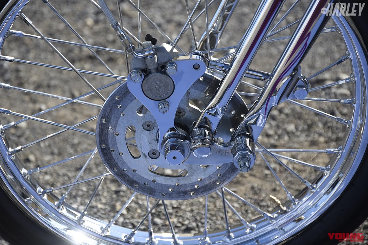 フロントは小型のディスクブレーキ|こだわりのペイントを施したショベルリジットスプリンガー【ハーレーカスタムNEWS】