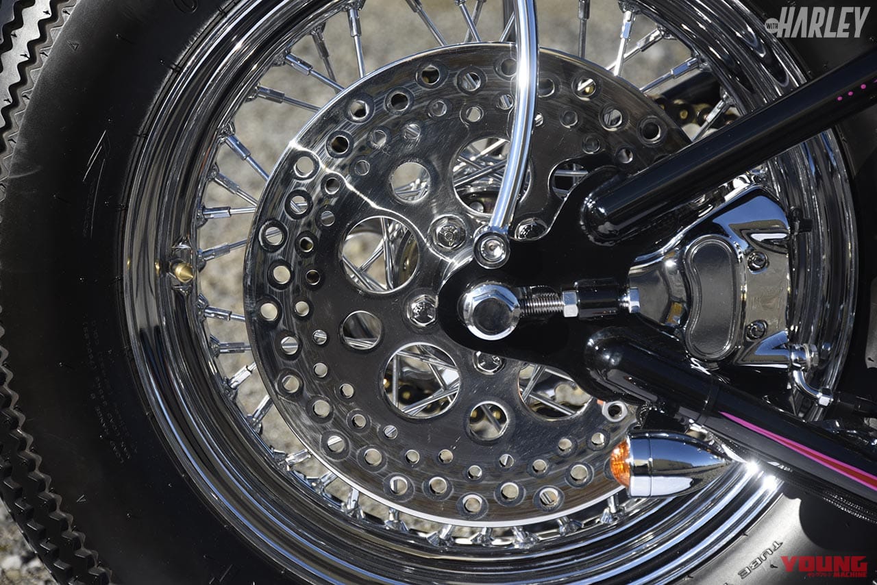 リヤブレーキは対向4ポッドキャリパー|こだわりのペイントを施したショベルリジットスプリンガー【ハーレーカスタムNEWS】