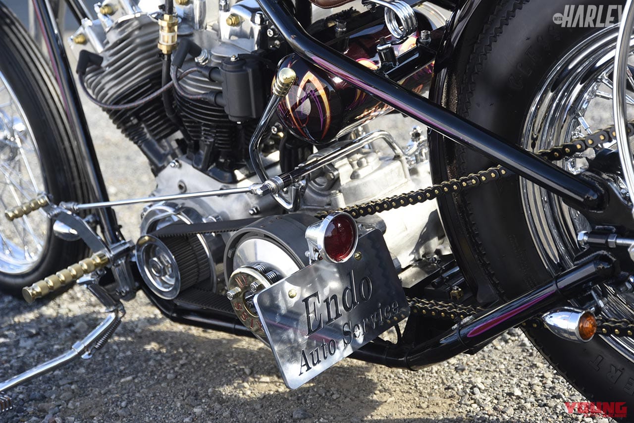 サイドナンバープレートマウント|こだわりのペイントを施したショベルリジットスプリンガー【ハーレーカスタムNEWS】