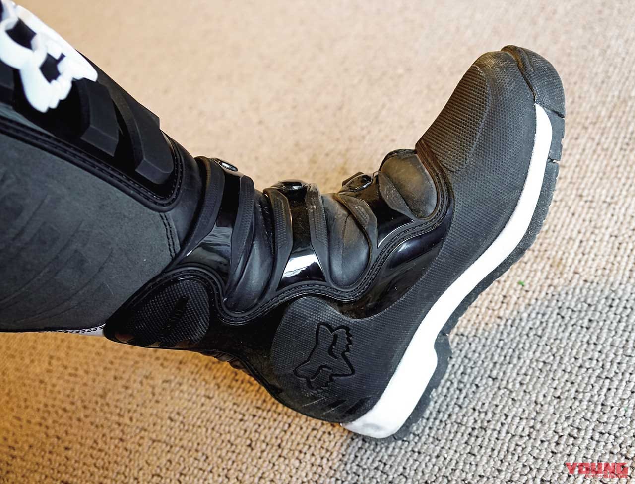 ブーツを履きカカトを合わせてみる|快適な林道ツーリングをサポートしてくれる最新オフロードブーツ×11選〈後編〉