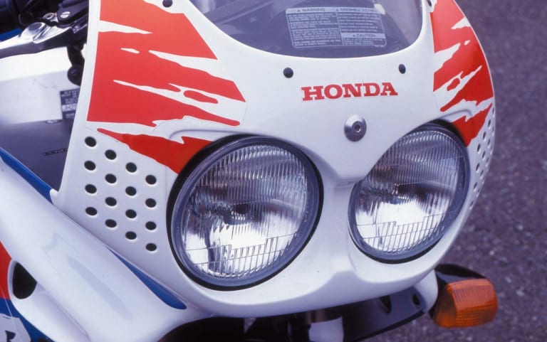 ’90 ホンダCBR900RR ファイアーブレード|時代を切り拓いた革新のエポックマシン:ホンダCBR900RRファイアーブレード