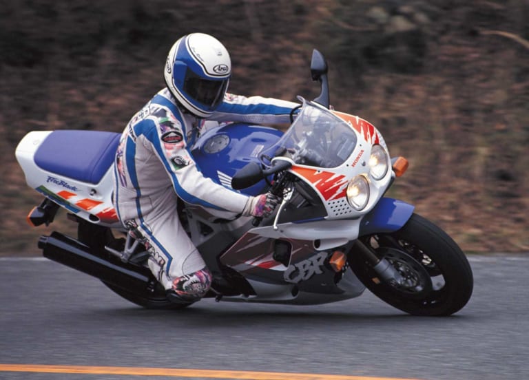 ホンダCBR900RR ファイアーブレード|時代を切り拓いた革新のエポックマシン:ホンダCBR900RRファイアーブレード