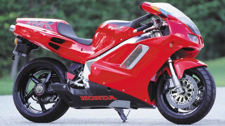 ホンダNR|時代を切り拓いた革新のエポックマシン:ホンダNR【楕円ピストン&500万円超】