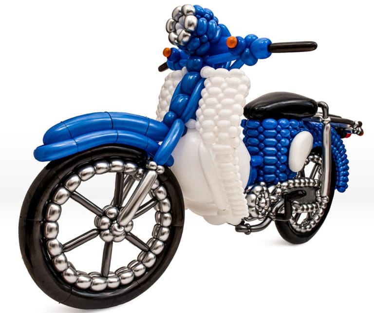 風船でできたスーパーカブ「浮かれたスーパーカブ」(バルーンアーティスト Masayoshi matsumoto)|ホンダのクリエイター応援プロジェクト「THE POWER OF CRAFTS」始動